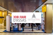 Montage photographique représentant le hall d'Assas pendant la Job-Fair avec le logo de la Jo Fair d'Assas