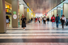 Etudiants dans le hall du centre Assas